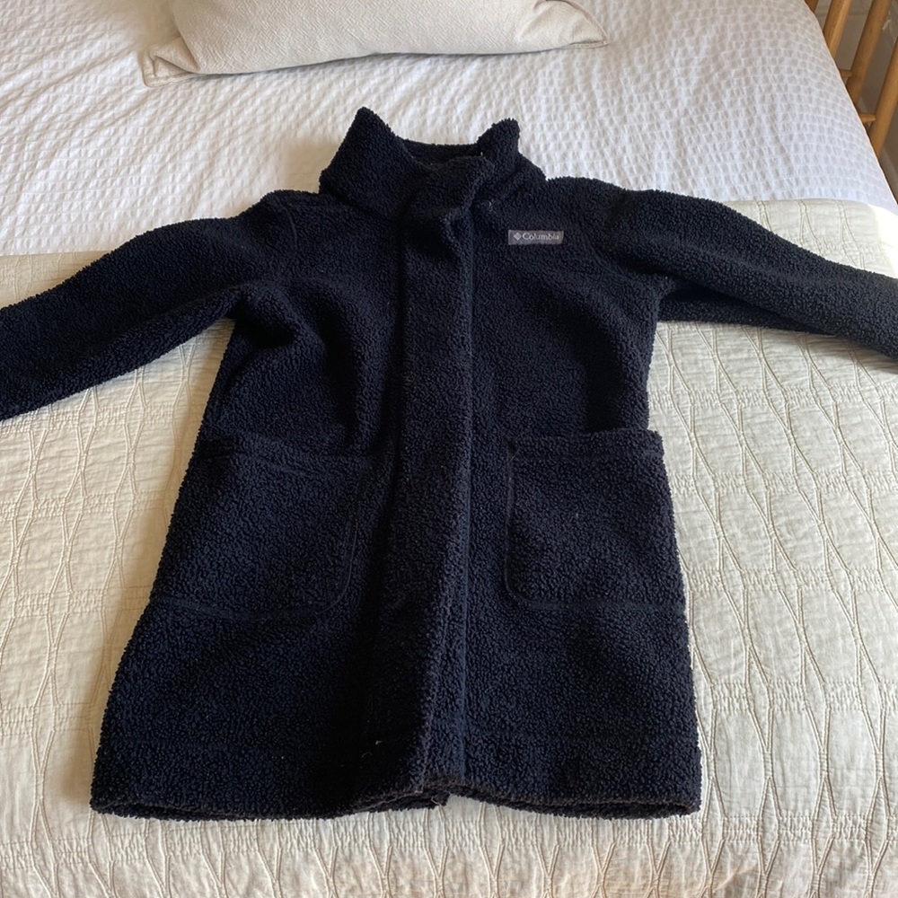 Comfy black Columbia jacket! Sherpa like fabric, breathable jacket for winter.